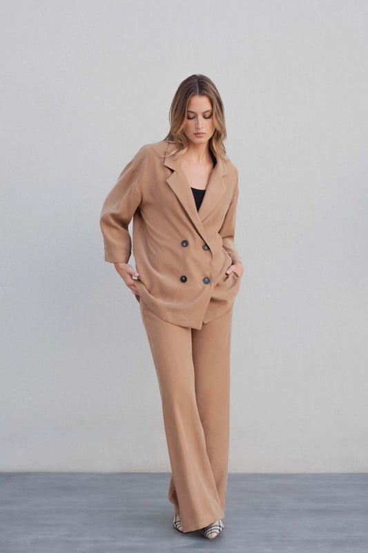 Blazer oversize cruzada camel con doble botonadura y solapa, caída fluida en look completo – Zenda Couture