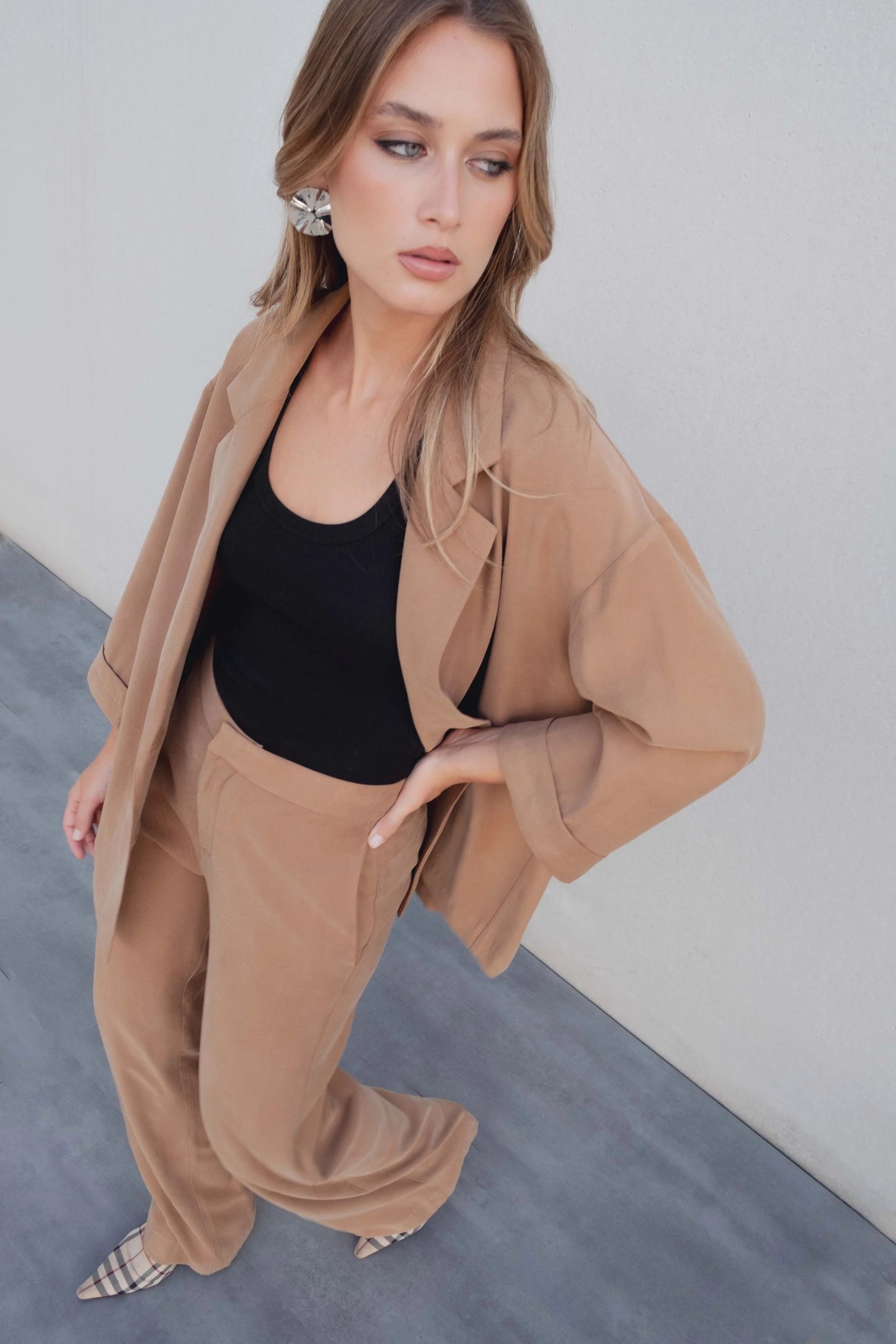Blazer oversize cruzada camel en estilismo urbano, silueta relajada y versátil para diario – Zenda Couture