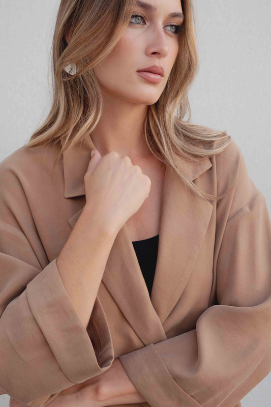 Primer plano de manga amplia y solapa en blazer oversize camel de corte relajado – Zenda Couture