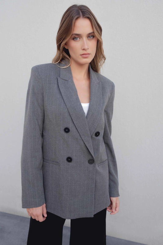 Blazer gris de raya diplomática con solapa y doble botonadura en look completo, corte recto – Zenda Couture