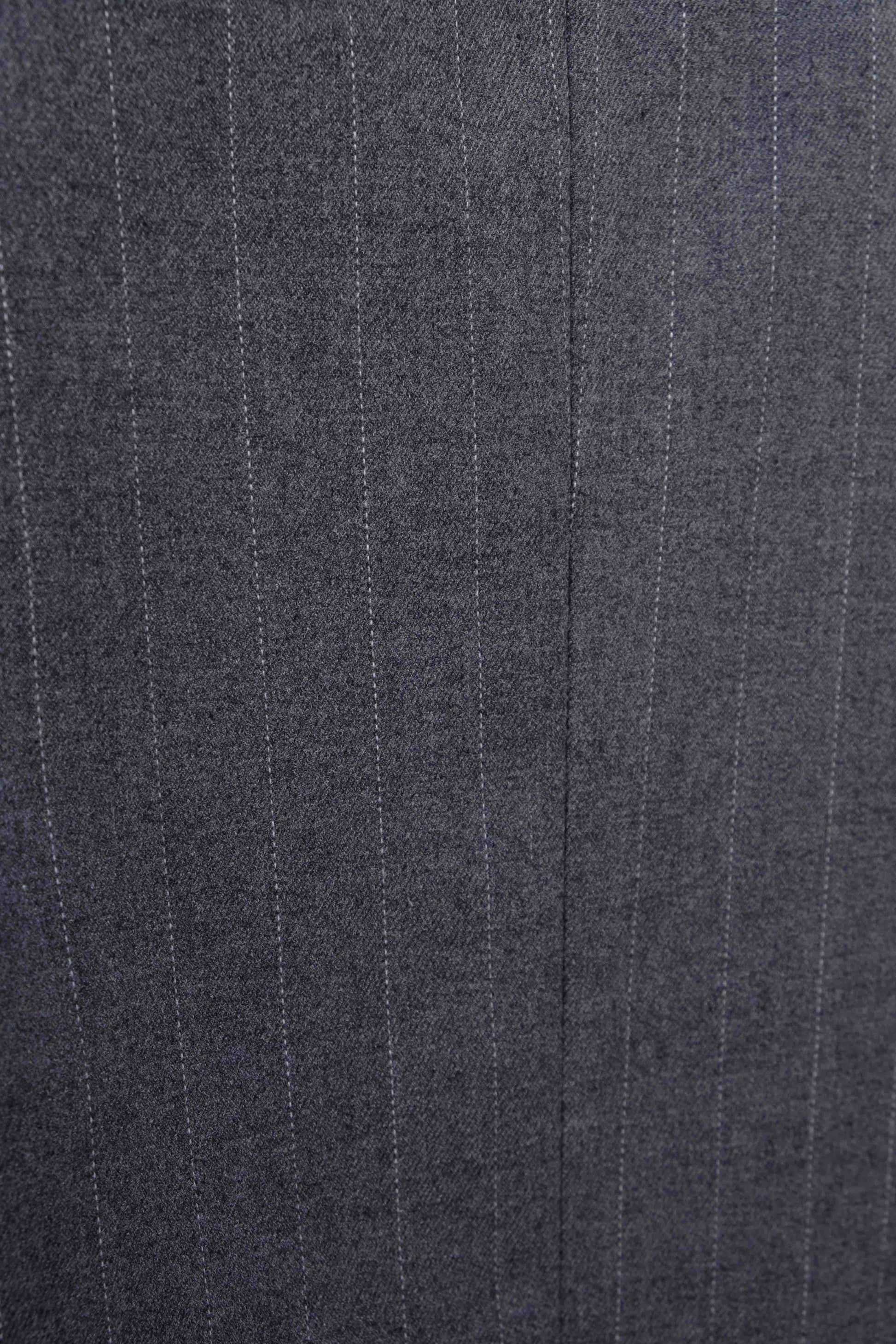 Textura del tejido sastrero con raya diplomática en blazer gris, detalle de la trama – Zenda Couture