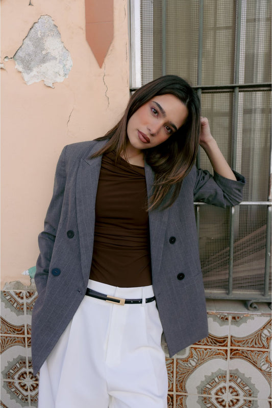 Blazer gris con raya diplomática y doble botonadura – Zenda Couture