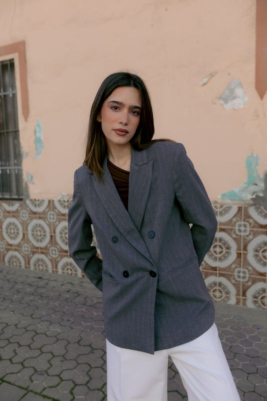 Blazer de raya diplomática estilo formal con toque moderno