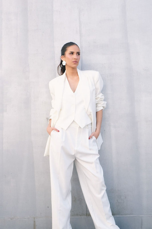 Mujer con blazer blanca y pantalón blanco – conjunto elegante
