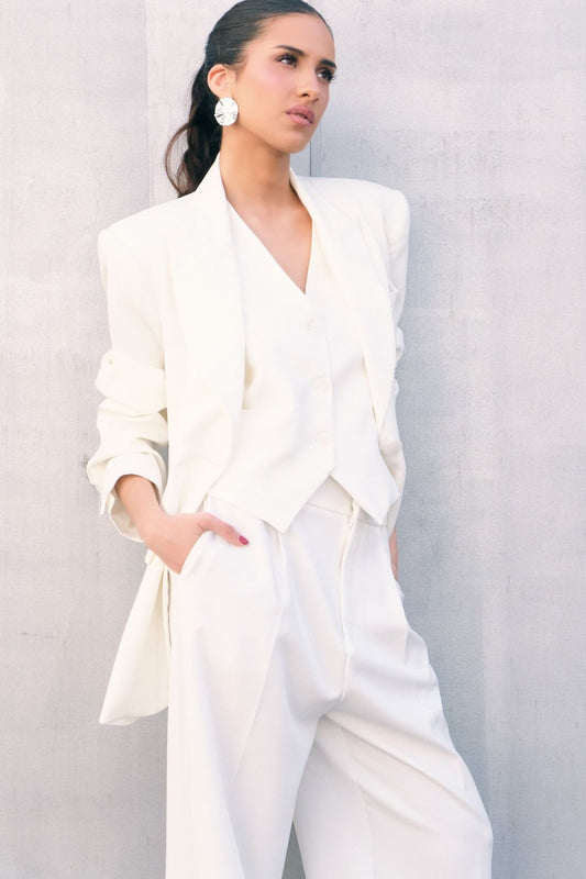 Blazer recta blanca con corte recto – estilo minimalista