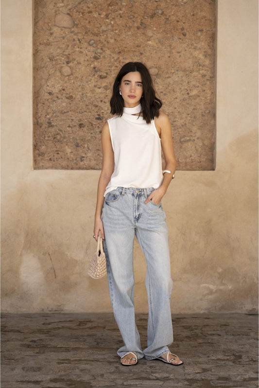 Blusa blanca sin mangas con escote cut out - Zenda Couture