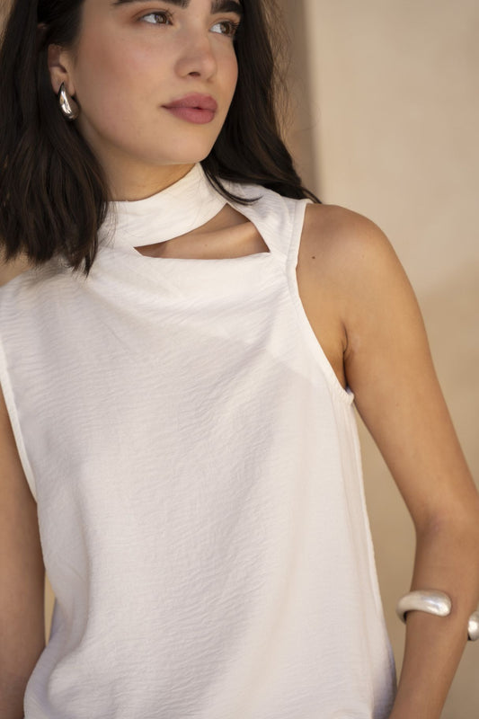 Detalle cuello asimétrico cut out - diseño moderno y minimalista
