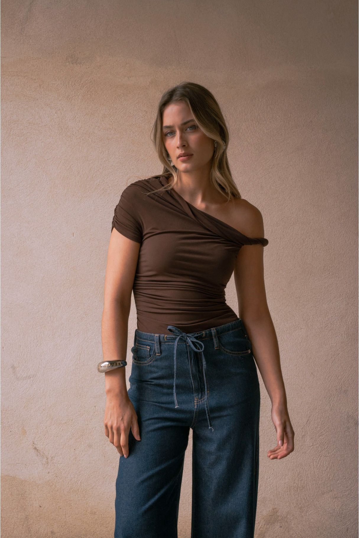 Body marrón de escote asimétrico – Zenda Couture