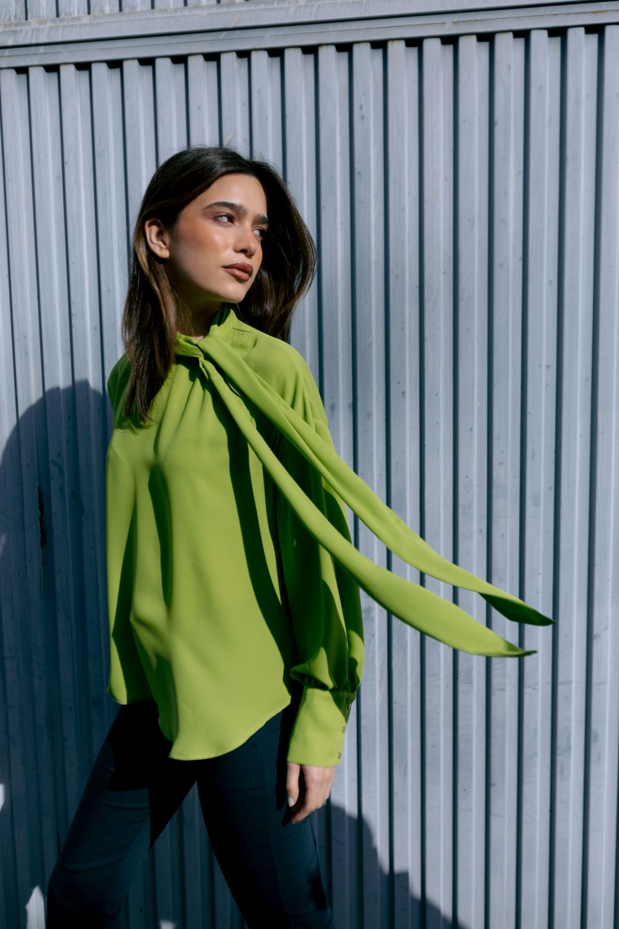 Camisa elegante verde con detalle de lazada