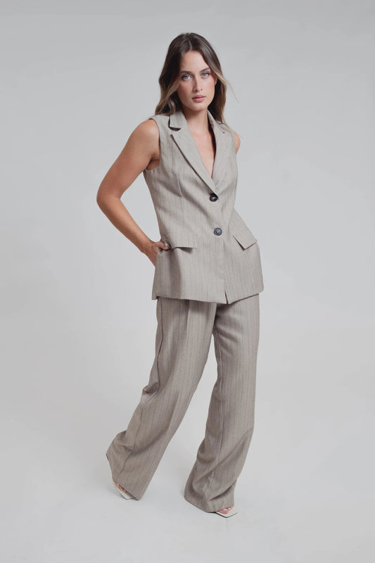 Chaleco sastre caqui con raya diplomática, solapa y dos botones en look con pantalón a juego – Zenda Couture