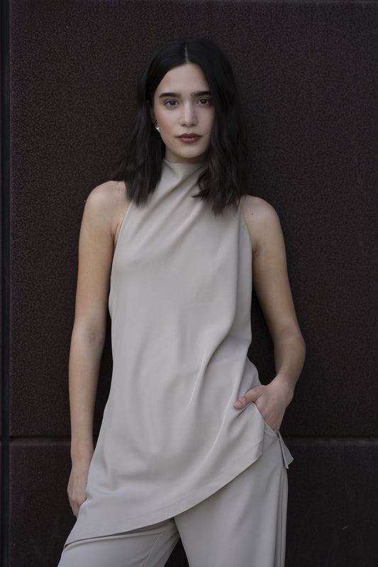 cuerpo halter nude en look casual con bolso fondo beige