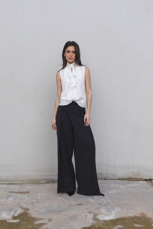 Vista completa blusa blanca con lazada - estilo elegante