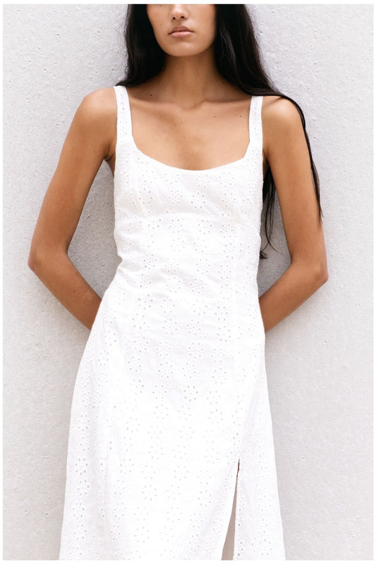 Detalle del escote cuadrado y tejido perforado del vestido blanco de algodón