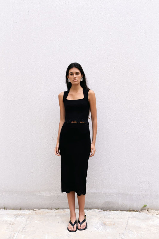 Modelo con falda midi punto bordados negra Zenda Couture