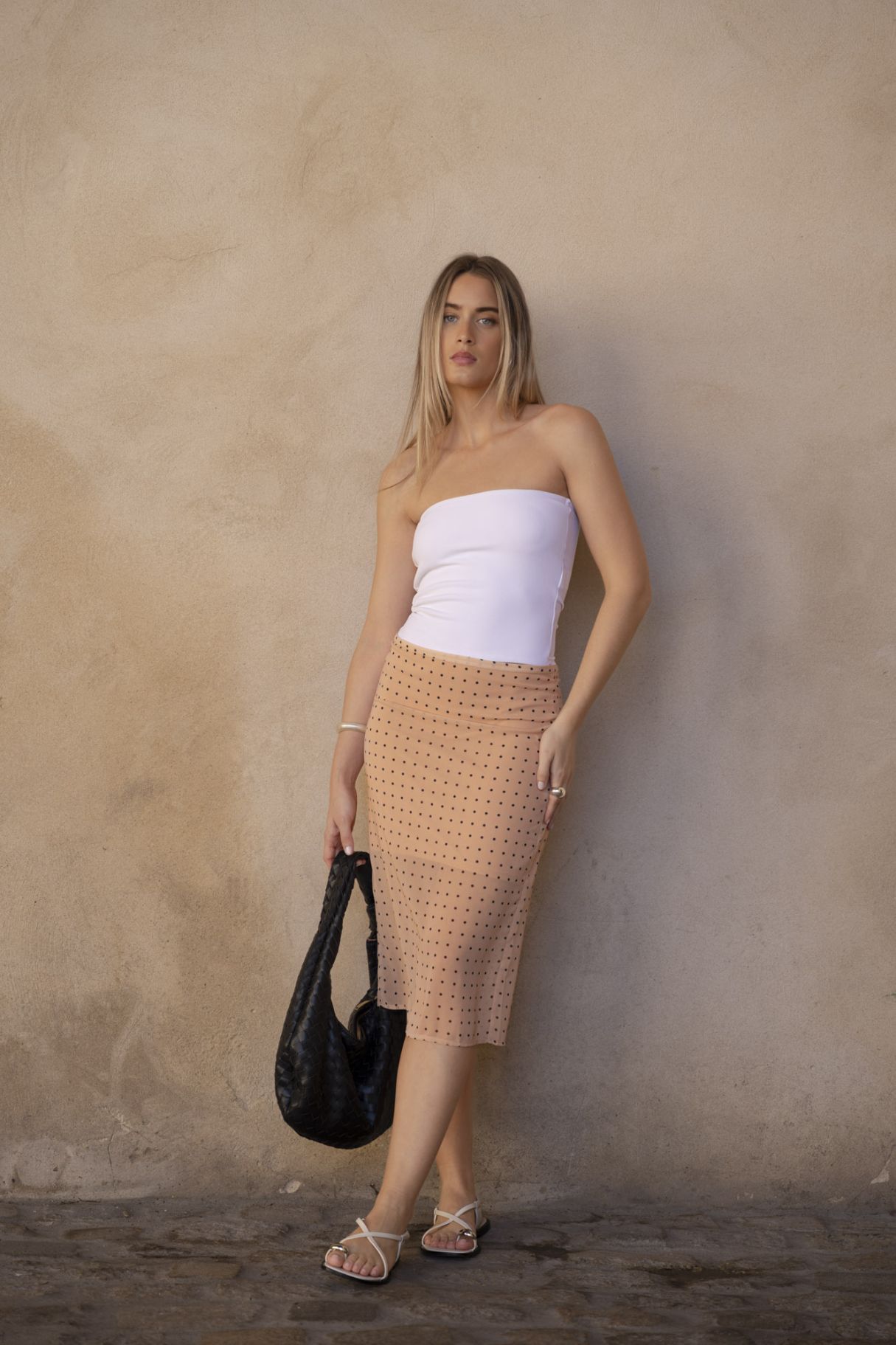 Vista frontal falda midi beige y blanca - estilo retro