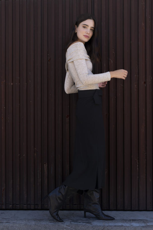 Vista lateral falda negra midi - corte evasé elegante