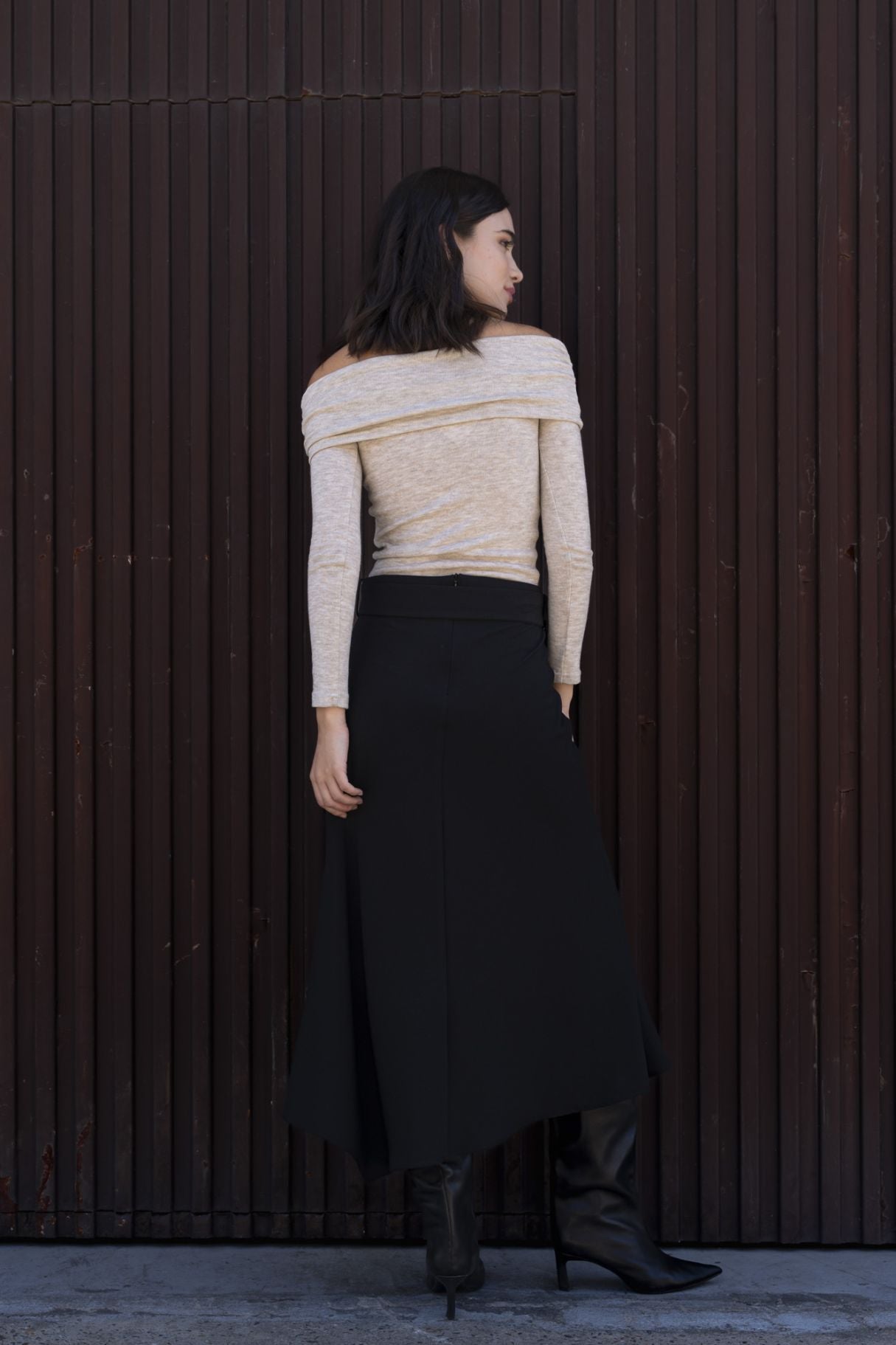 Vista trasera falda midi con cinturón - estilo urbano
