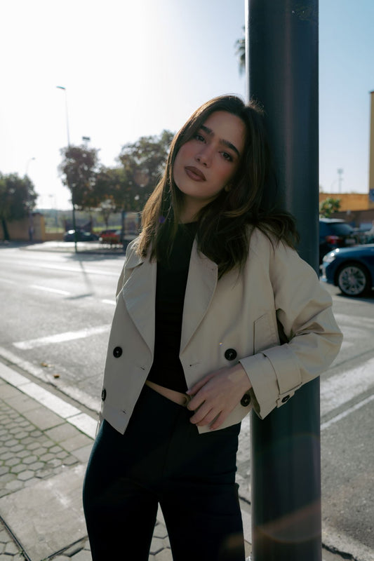 Mujer con gabardina beige estilo urbano – Zenda Couture