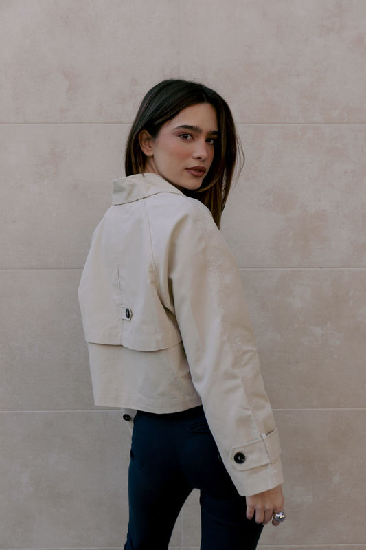 Vista trasera de gabardina corta beige – corte recto minimalista