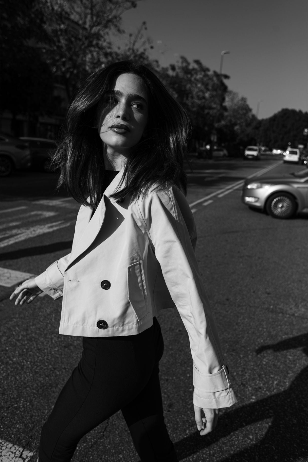 Gabardina crop en movimiento – estilo casual elegante