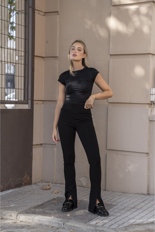Leggings negros flare con abertura frontal - Zenda Couture