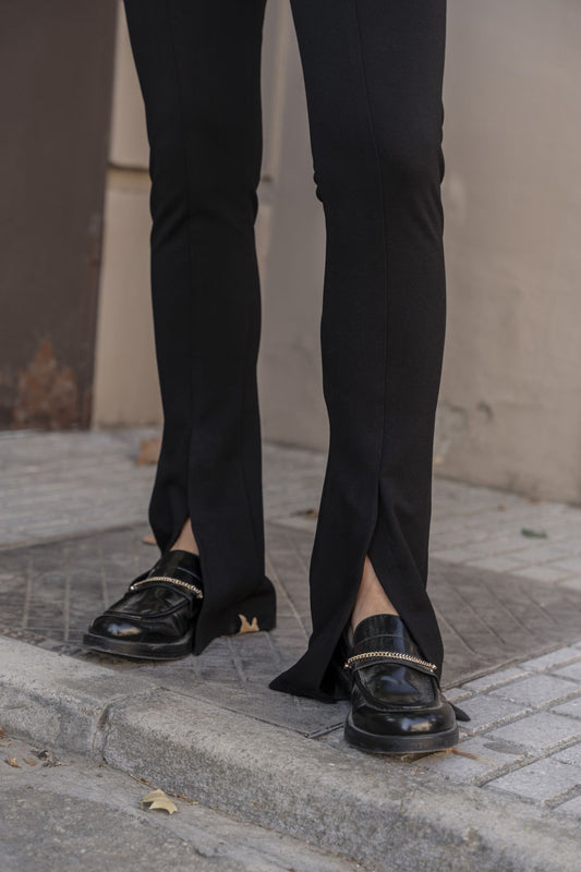 Detalle bajo con abertura - leggings flare en negro