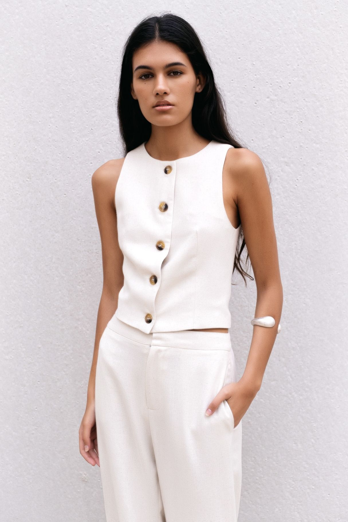 Detalle delantero de pantalón fluido beige Zenda Couture