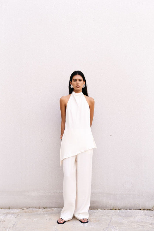 Modelo con pantalón fluido crudo Zenda Couture