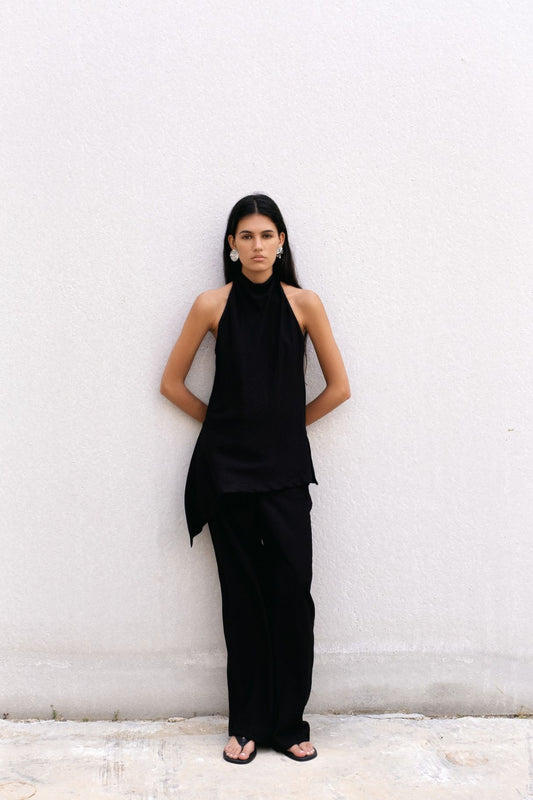 Modelo con pantalón fluido negro Zenda Couture