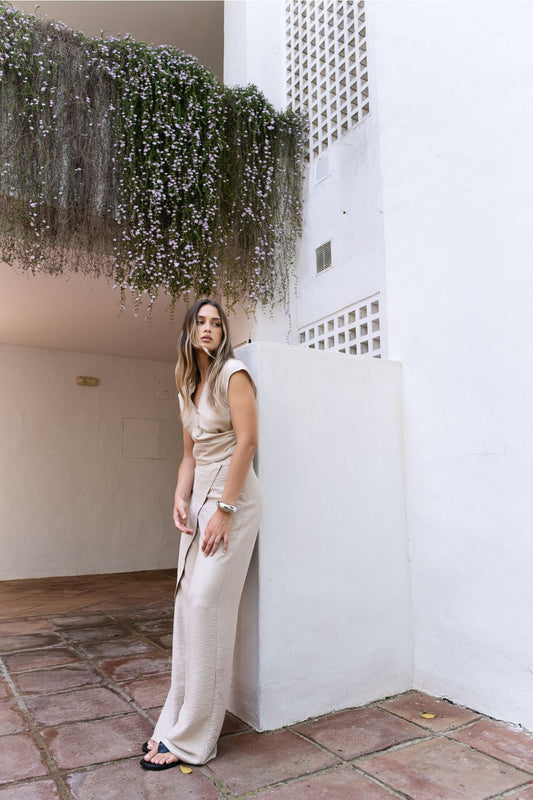 Modelo con pantalón pareo satinado arena Zenda Couture