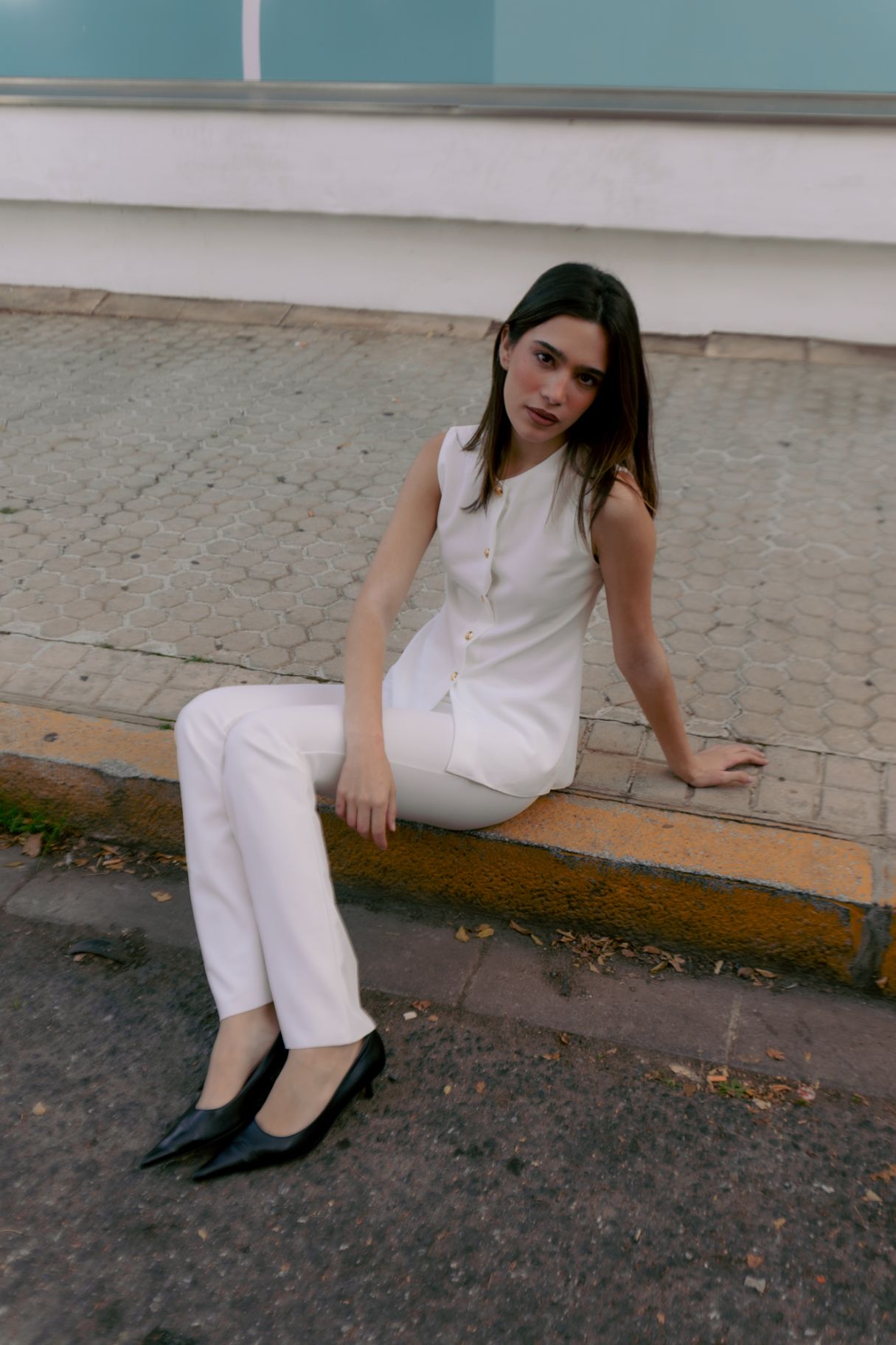 Vista sentada pantalón flare blanco - look informal elegante