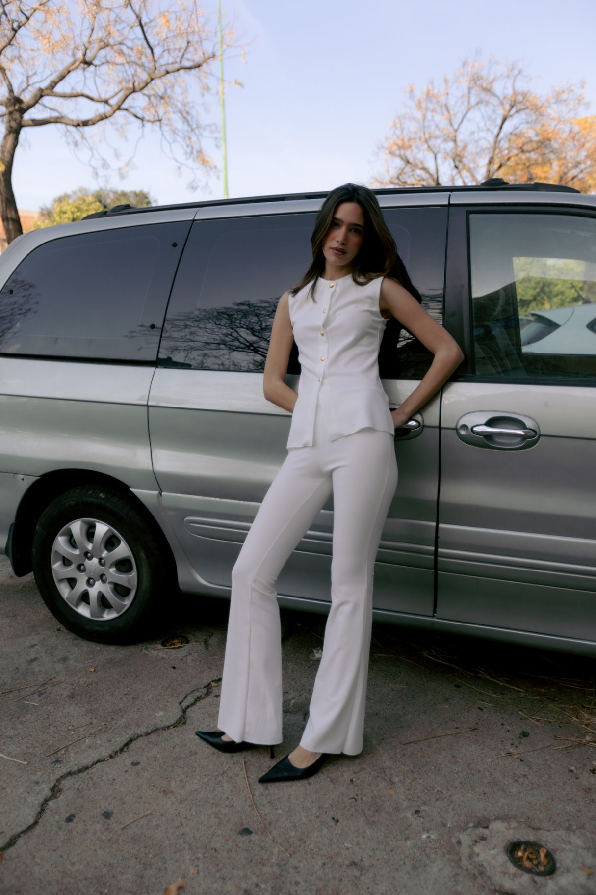 Pantalón flare en blanco - look monocromático moderno