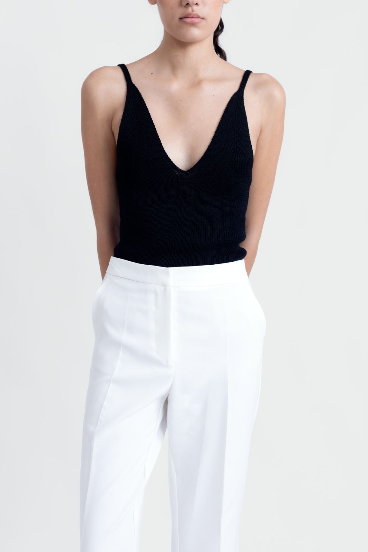 Detalle cintura alta – pantalón blanco recto para mujer