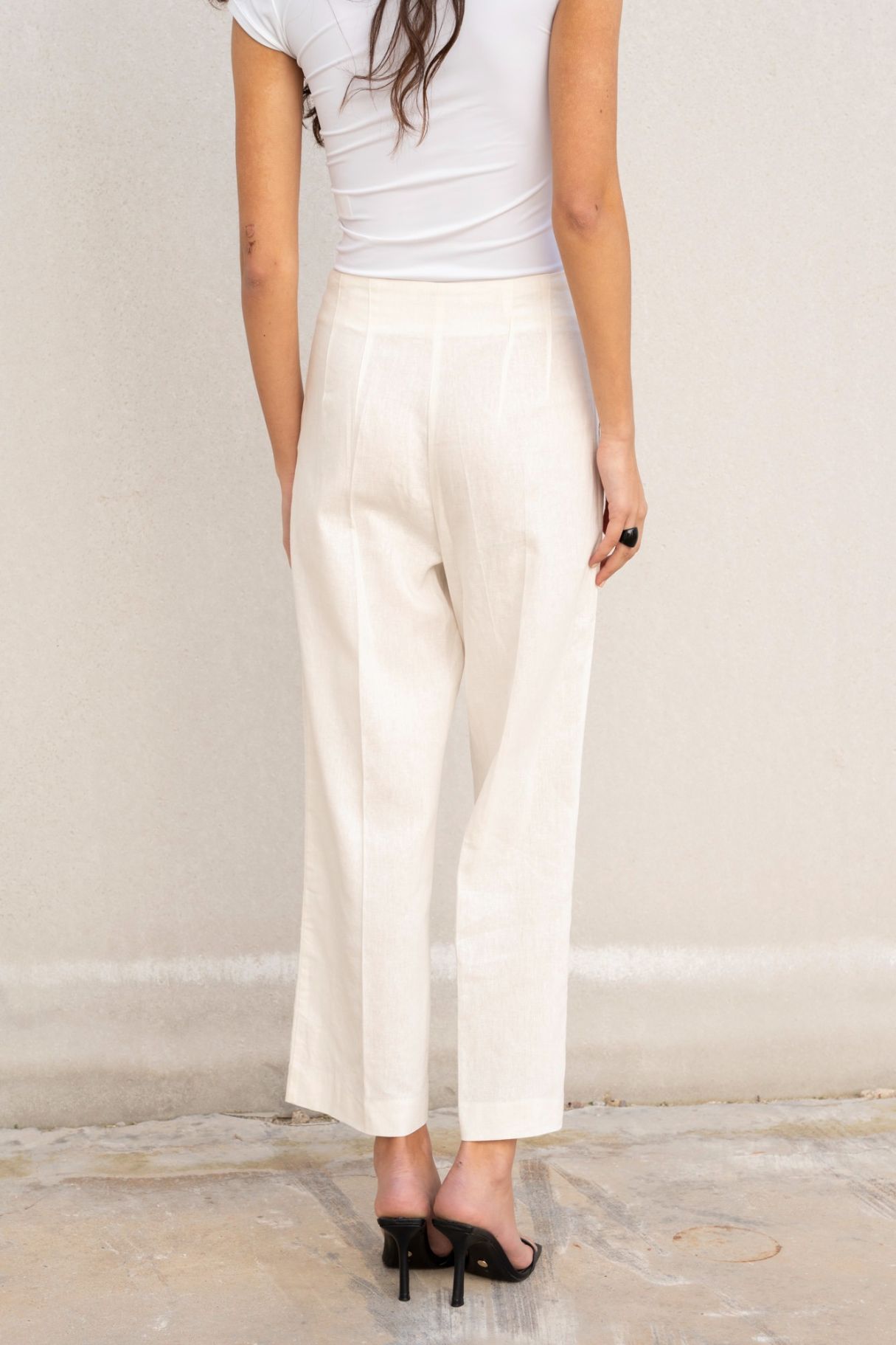 Vista trasera de pantalón de lino crudo para mujer – corte limpio