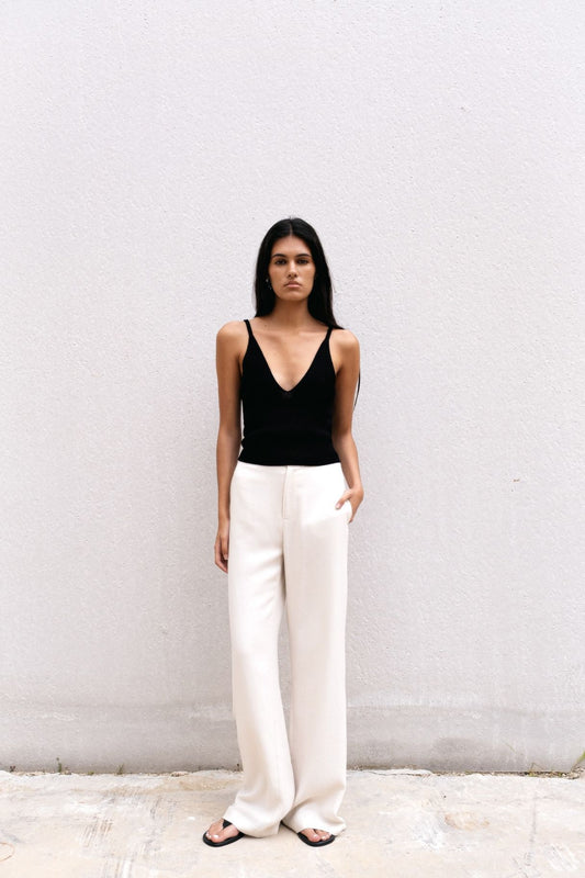 Modelo con top crop de punto negro Zenda Couture