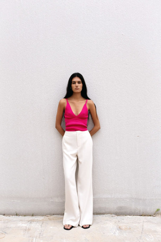 Modelo con top crop de punto negro Zenda Couture