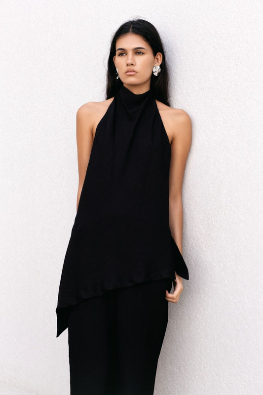 Modelo con top halter aberturas negro Zenda Couture