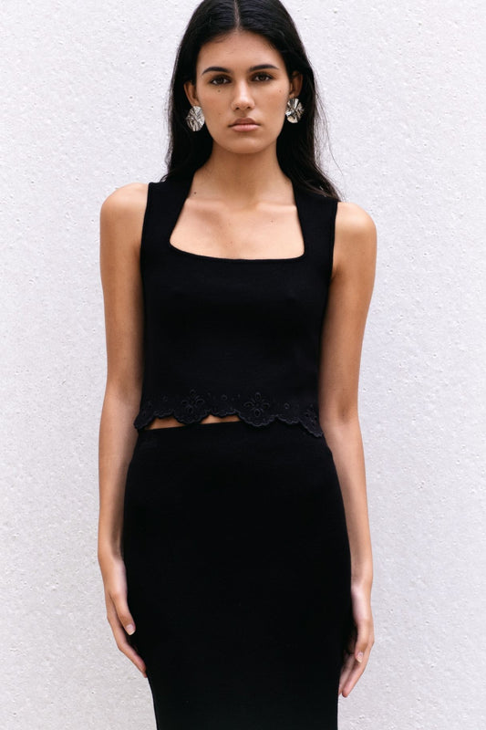 Detalle frontal del top de punto bordado negro Zenda Couture