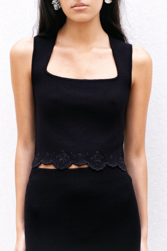 Detalle frontal del top de punto bordado negro Zenda Couture
