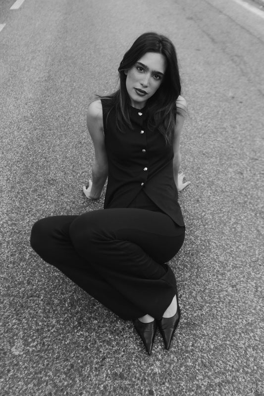 Look elegante con chaleco de punto entallado