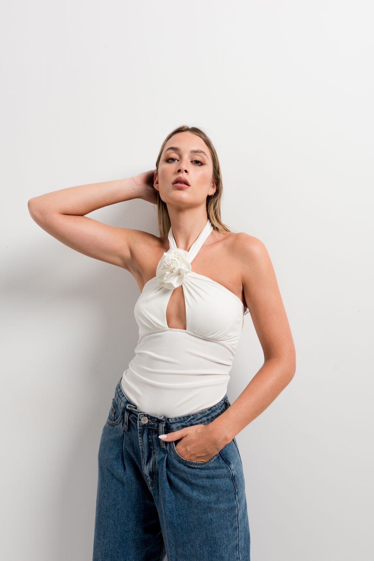 Top blanco con frunces y anudado frontal – Zenda Couture