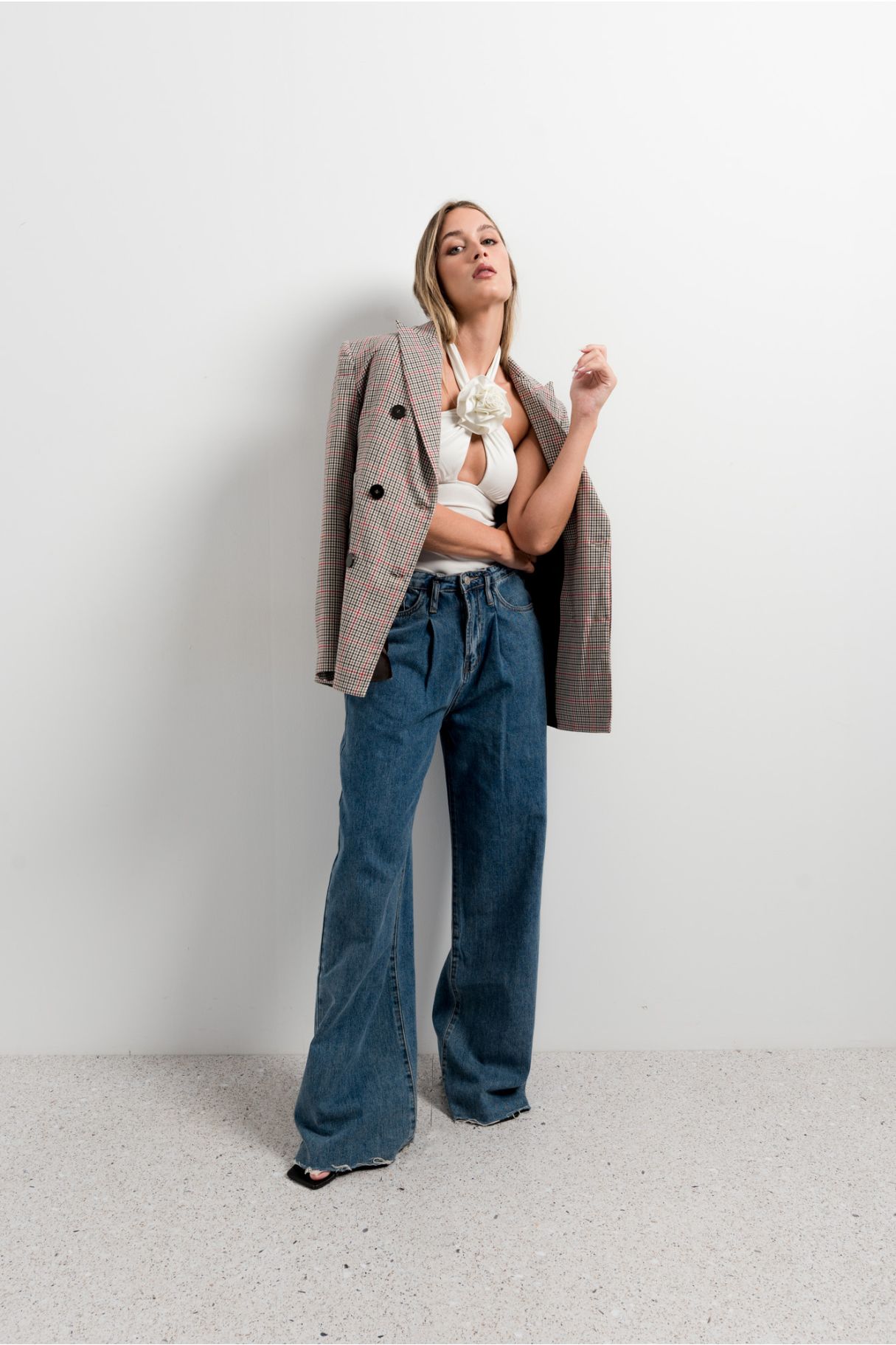 Top blanco con vaqueros anchos – estilo fresco y urbano