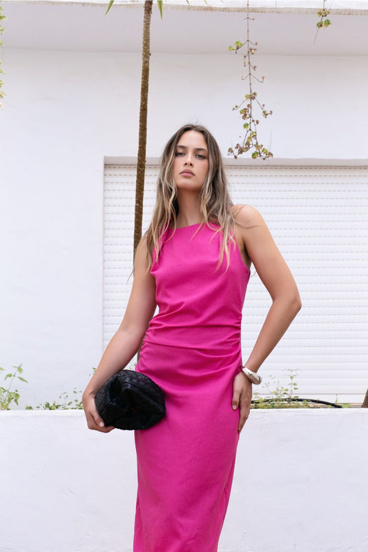 vestido fucsia de lino con escote recto en detalle medio cuerpo