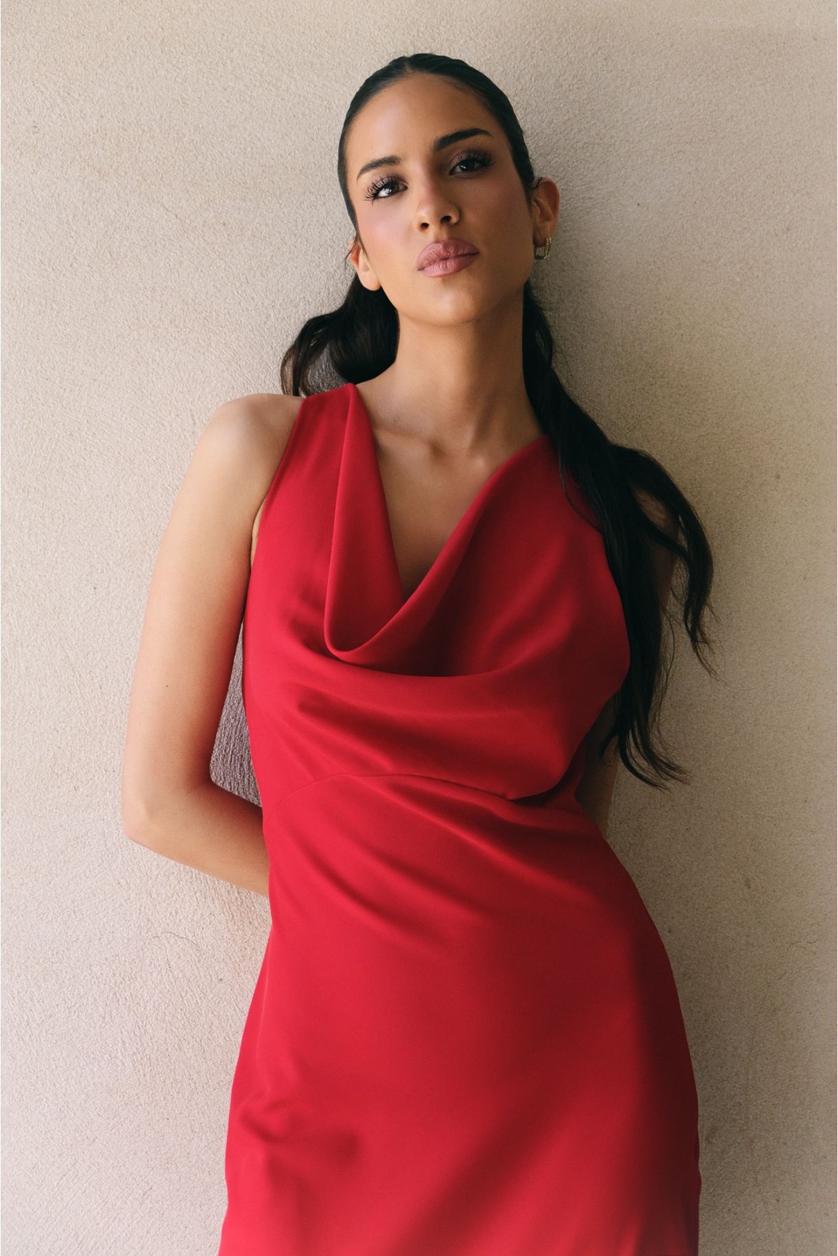 Vestido rojo con escote drapeado y espalda descubierta - Zenda Couture