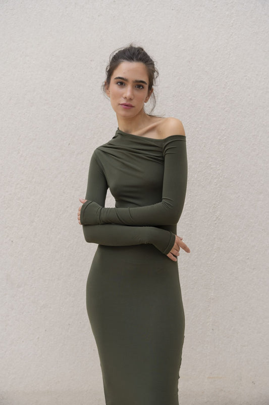 Vista frontal vestido caqui ajustado - estilo elegante