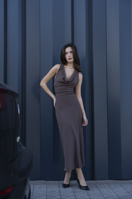 Vestido midi con escote drapeado – Zenda Couture