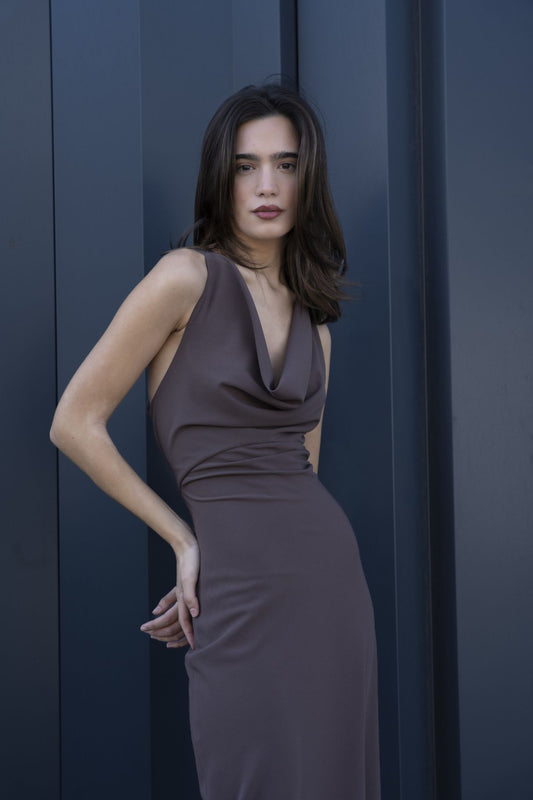 Vestido berenjena con aplique dorado y tirantes finos
