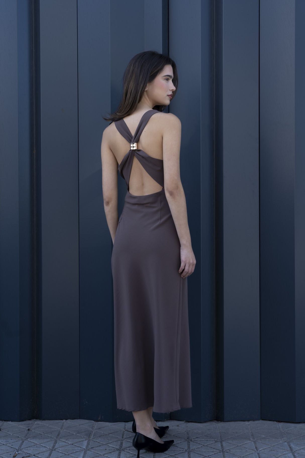 Vestido midi elegante visto de perfil – estilo sofisticado