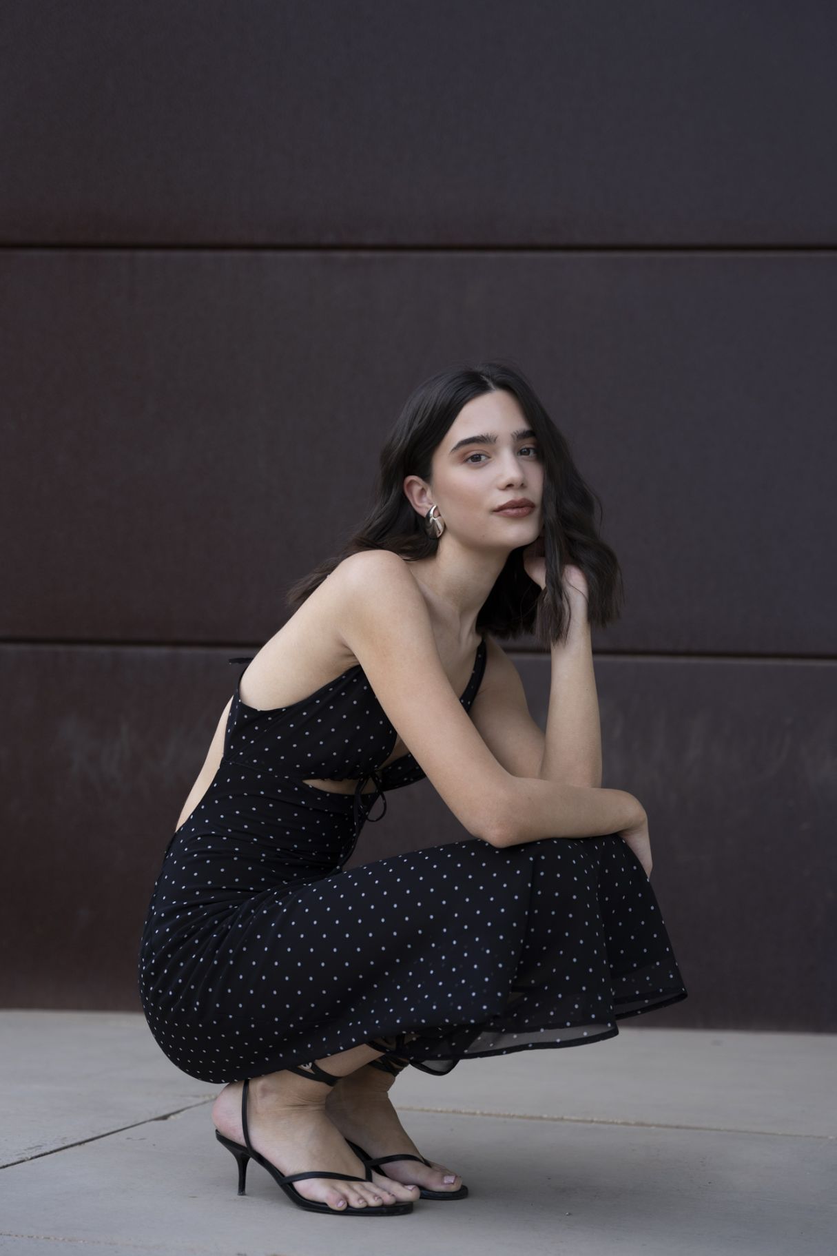 Vista lateral vestido midi con lunares - espalda descubierta