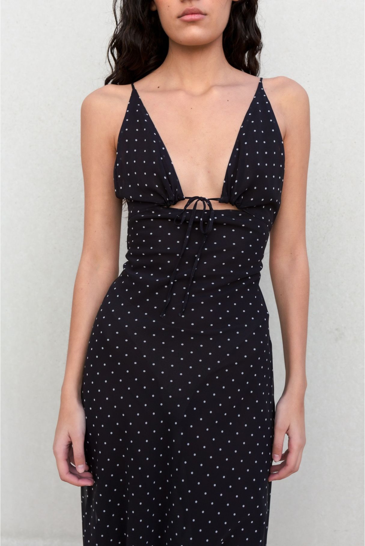 Detalle escote profundo vestido midi - look femenino